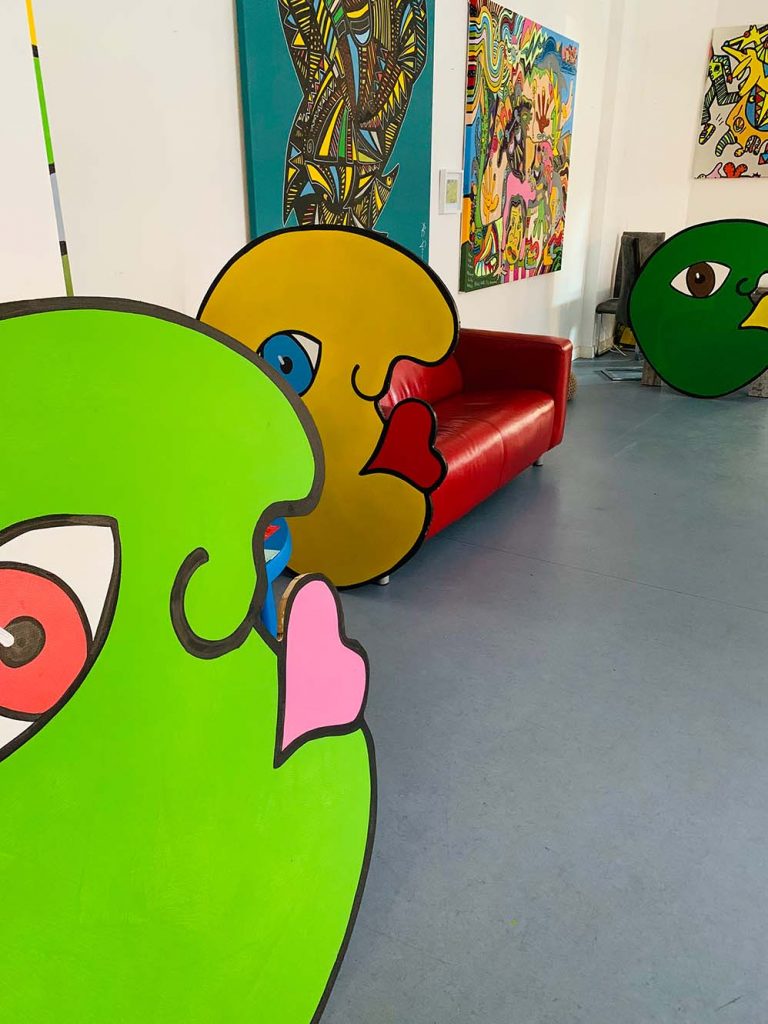 Kunstfiguren der Eddies sortieren sich für die neue Ausstellung